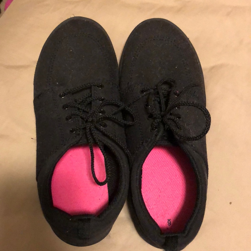 Black Tennis Shoes